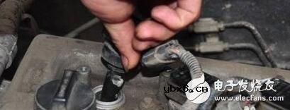 火花塞为什么一换就是全部_只换一个不行吗