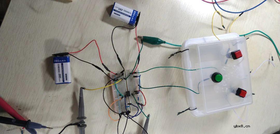 如何制作一种基于运算放大器的施密特触发器？