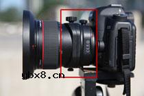 1．根据被摄体的方向转动镜头