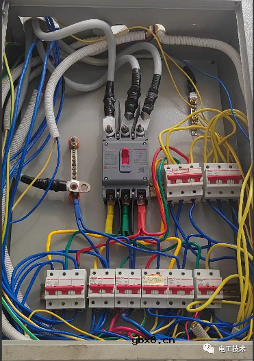 老电工都看不出的配电箱有什么问题