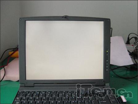 笔记本开机白屏、花屏维修（一）