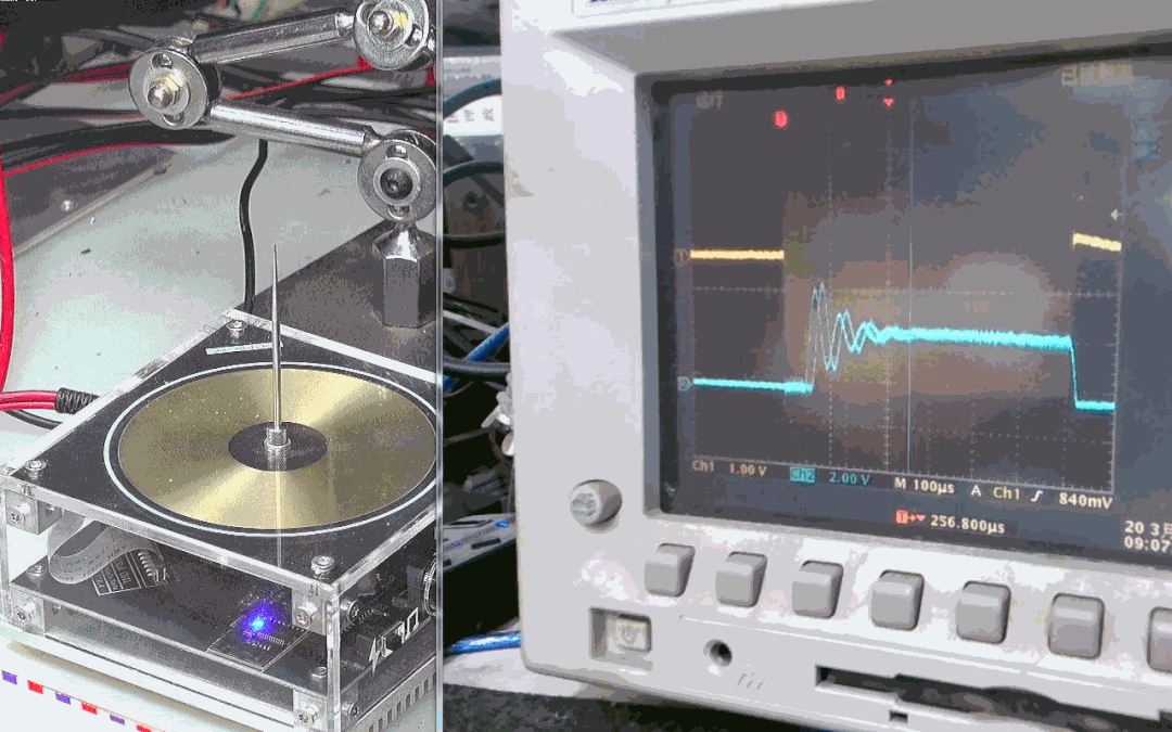 氖泡发光是在特斯拉放电什么时刻产生的呢？
