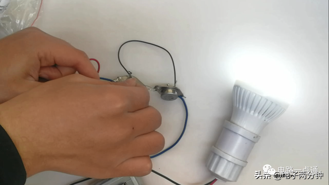 12V转220V逆变器原理和电路图分析