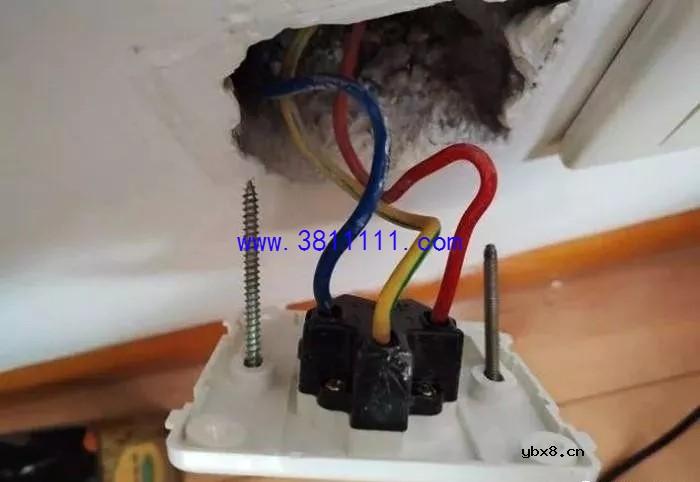 装修时业主多说一句话，入住1个月插座烧糊了，业主想抽自己两个嘴巴 