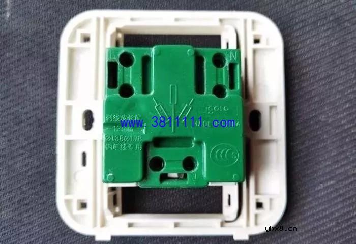 装修时业主多说一句话，入住1个月插座烧糊了，业主想抽自己两个嘴巴 