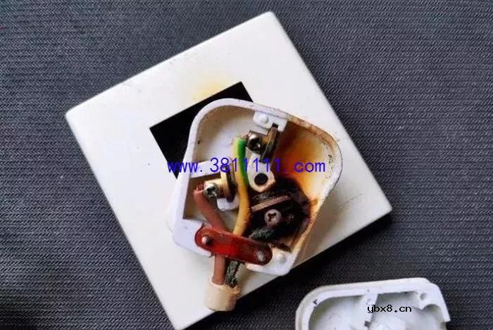 装修时业主多说一句话，入住1个月插座烧糊了，业主想抽自己两个嘴巴 