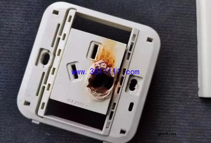 装修时业主多说一句话，入住1个月插座烧糊了，业主想抽自己两个嘴巴 