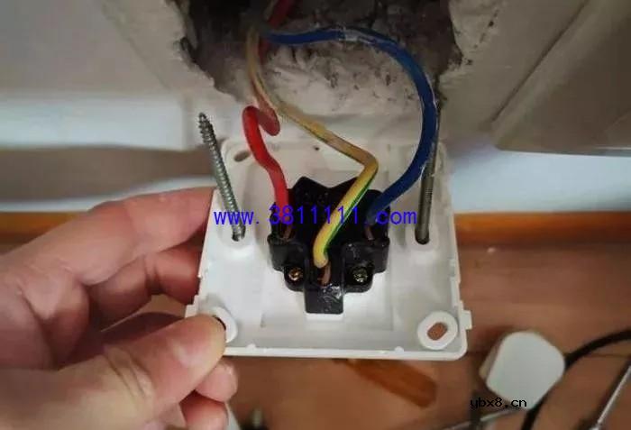 装修时业主多说一句话，入住1个月插座烧糊了，业主想抽自己两个嘴巴 