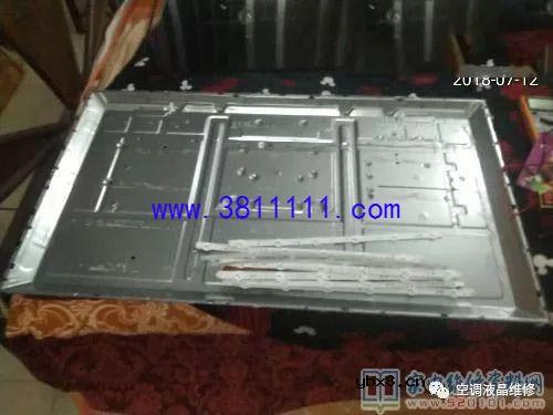 长虹3D32A2000IV液晶电视开机一直卡在长虹LOGO 长虹39D2000液晶电视图像花屏维修过程 