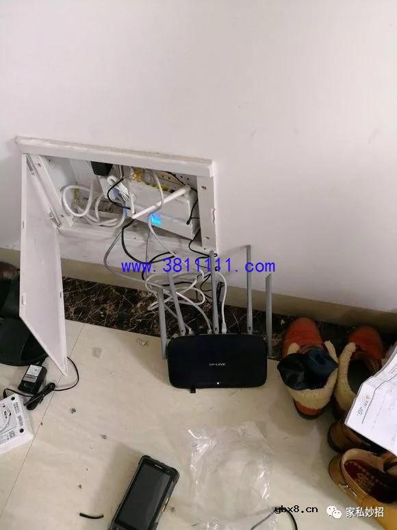 弱电箱很小，路由器咋装进去？眼看老师傅拆掉路由器，塞个小芯片 