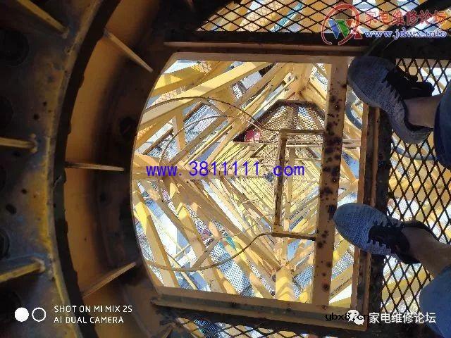 修这空调，体力活啊！ 