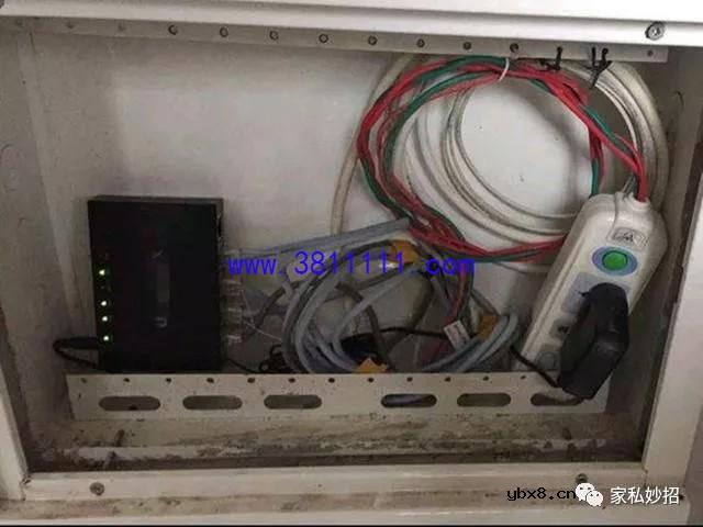 弱电箱很小，路由器咋装进去？眼看老师傅拆掉路由器，塞个小芯片 