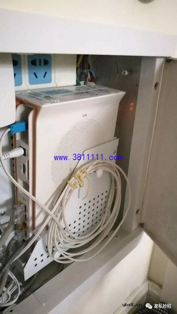 弱电箱很小，路由器咋装进去？眼看老师傅拆掉路由器，塞个小芯片 