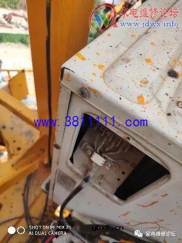 修这空调，体力活啊！ 