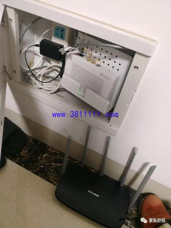 弱电箱很小，路由器咋装进去？眼看老师傅拆掉路由器，塞个小芯片 