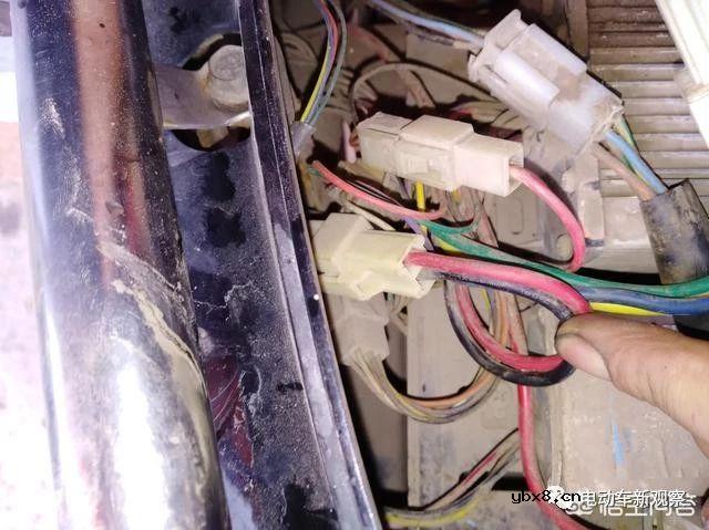 ​电动车突然不走了，换控制器和转把不管用，但车走电，这是怎么回事？ 