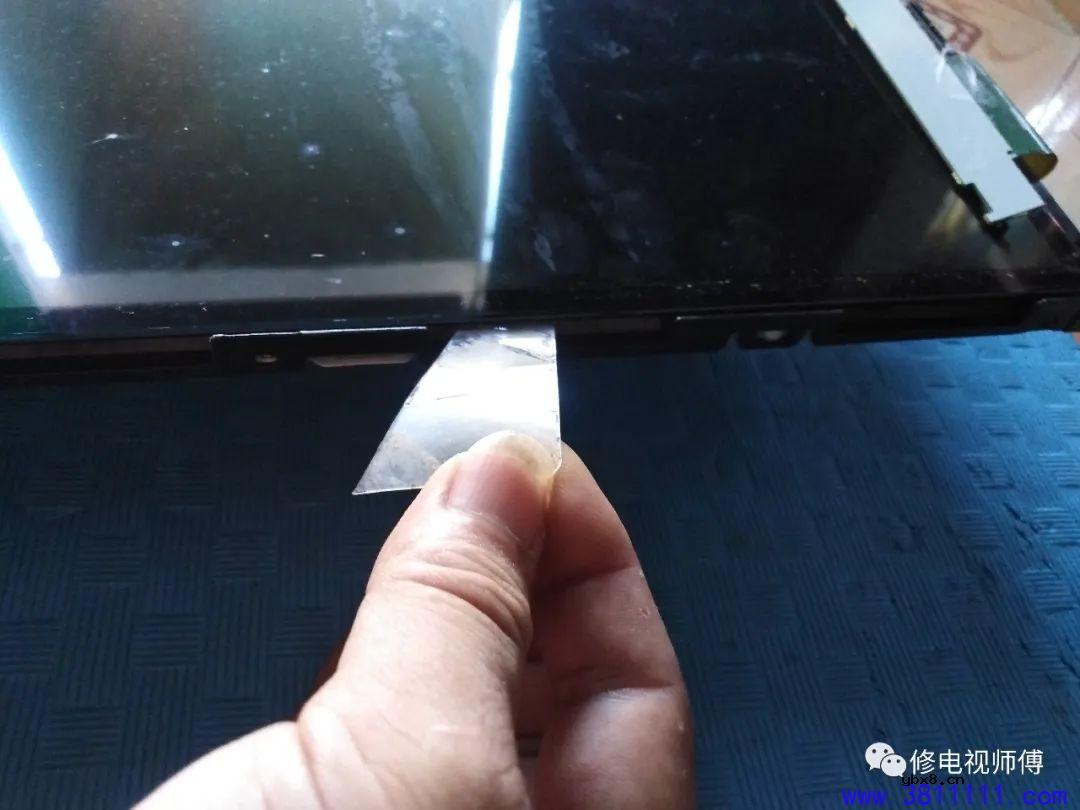 创维55M5液晶电视L5L018电源板灯条闪一下，然后熄灭，红灯一闪一闪 