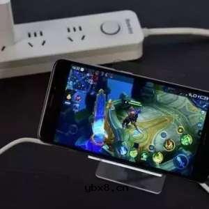 睡前玩手机不仅不利于睡眠，而且在床头充电，还有很大的安全隐患——容易充电爆炸 