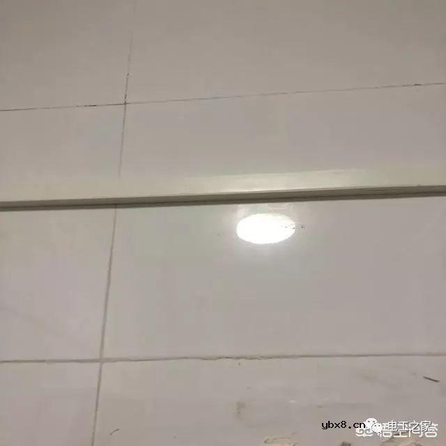 如果我们计划在瓷砖墙上铺线管和线盒，来做明装线路，我们需要准备这些材料 