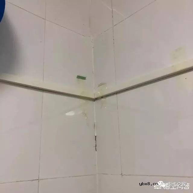 如果我们计划在瓷砖墙上铺线管和线盒，来做明装线路，我们需要准备这些材料 