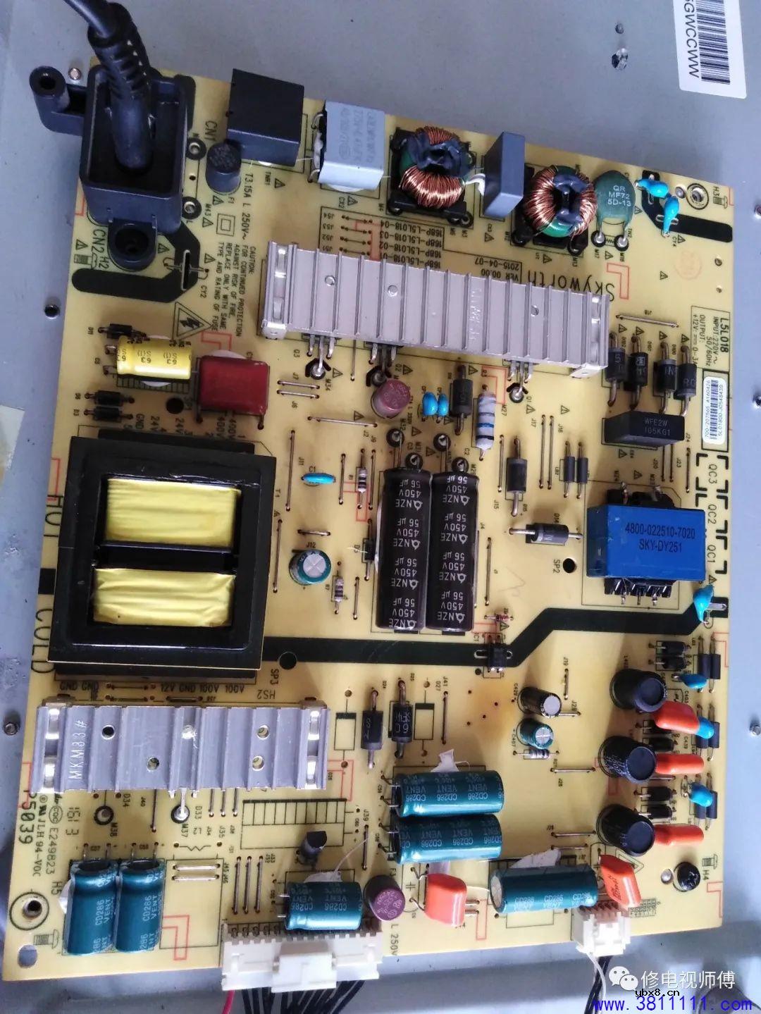 创维55M5液晶电视L5L018电源板灯条闪一下，然后熄灭，红灯一闪一闪 