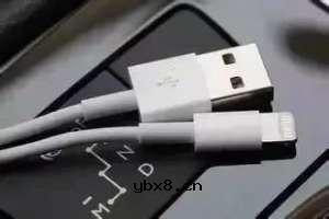 睡前玩手机不仅不利于睡眠，而且在床头充电，还有很大的安全隐患——容易充电爆炸 