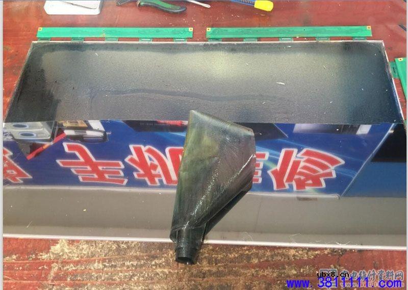 TCL液晶电视的液晶屏贴内膜（偏光膜）过程 