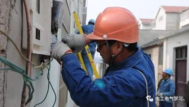 老电工来工厂2个月，车间主任颁布一条新规定，电工当场就辞职 