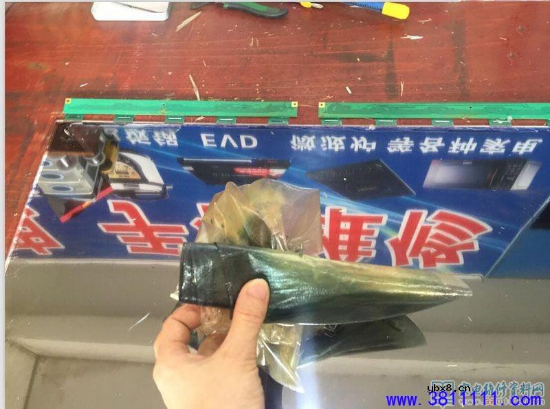 TCL液晶电视的液晶屏贴内膜（偏光膜）过程 