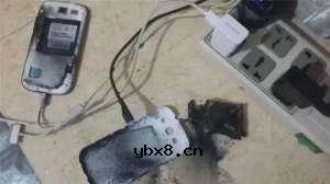 睡前玩手机不仅不利于睡眠，而且在床头充电，还有很大的安全隐患——容易充电爆炸 