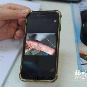 睡前玩手机不仅不利于睡眠，而且在床头充电，还有很大的安全隐患——容易充电爆炸 