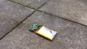 睡前玩手机不仅不利于睡眠，而且在床头充电，还有很大的安全隐患——容易充电爆炸 