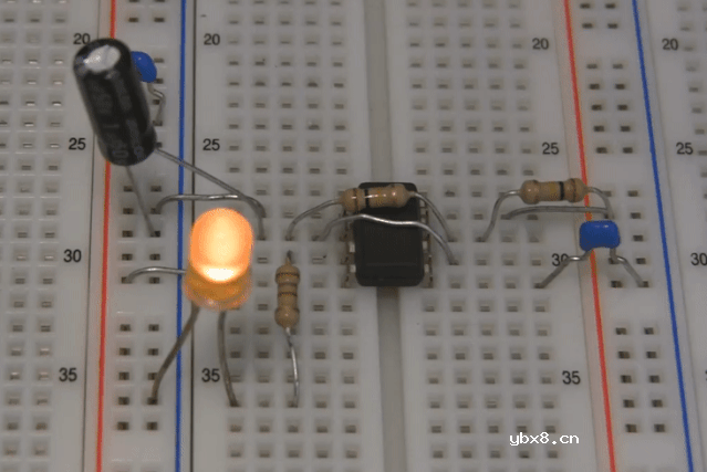 555定时器芯片是如何工作的？