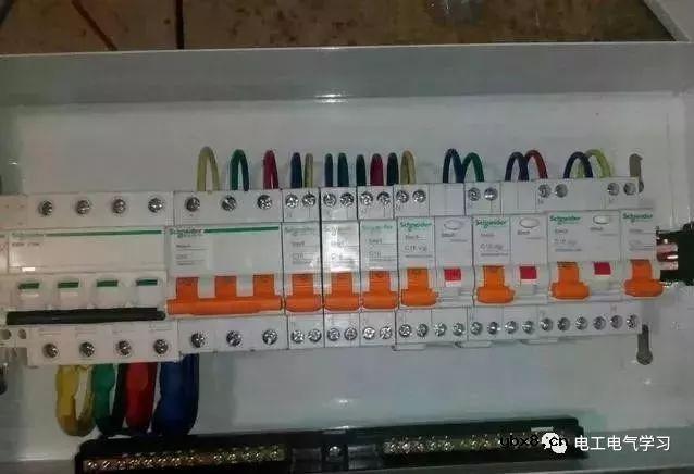 电工徒弟跟着师傅学做配电箱的经验 