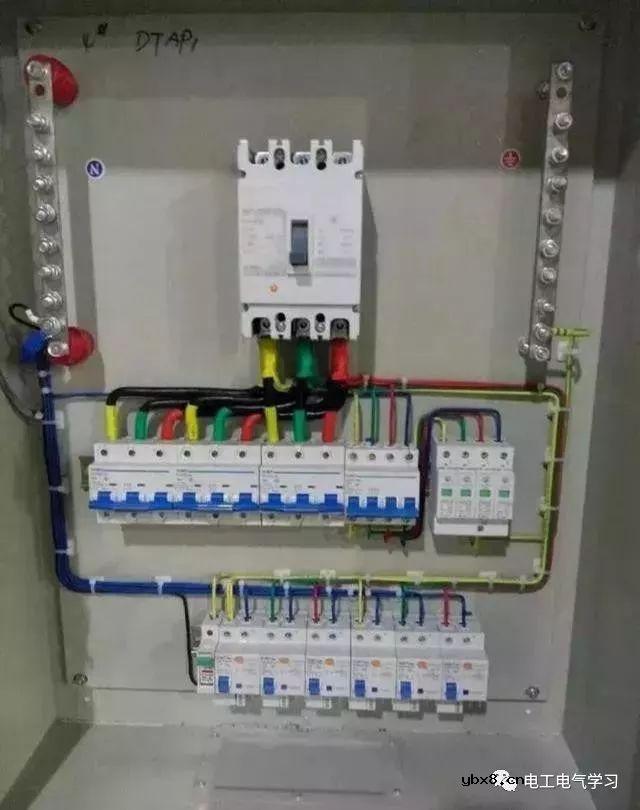 电工徒弟跟着师傅学做配电箱的经验 