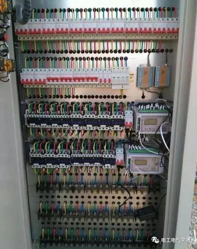 电工徒弟跟着师傅学做配电箱的经验 