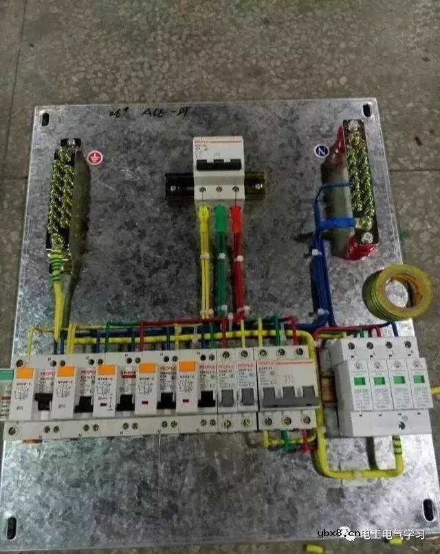 电工徒弟跟着师傅学做配电箱的经验 