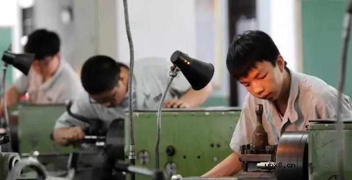 别等到连技术工人都没了，但技术工人的待遇却迟迟没有改善 