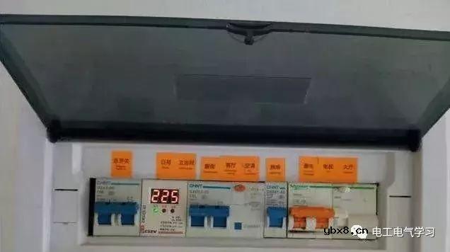 电工徒弟跟着师傅学做配电箱的经验 