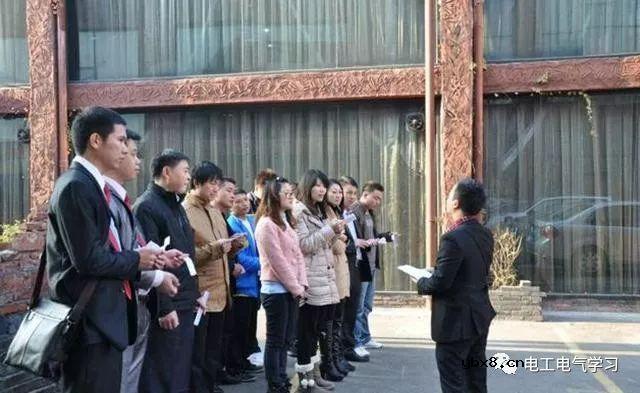 主任骂电工是“废物”，电工仅用一招，让老板开除了主任 