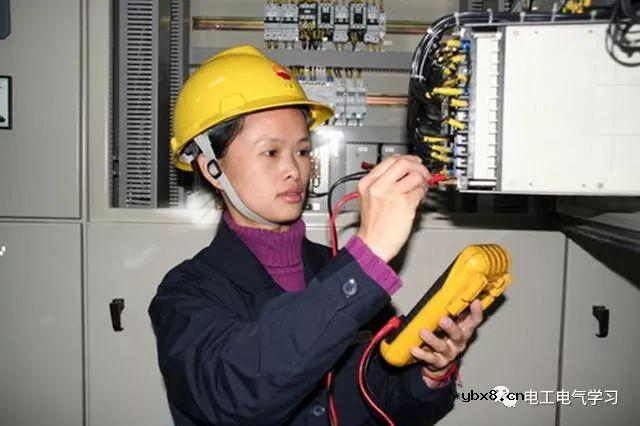 主任骂电工是“废物”，电工仅用一招，让老板开除了主任 