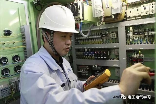 主任骂电工是“废物”，电工仅用一招，让老板开除了主任 