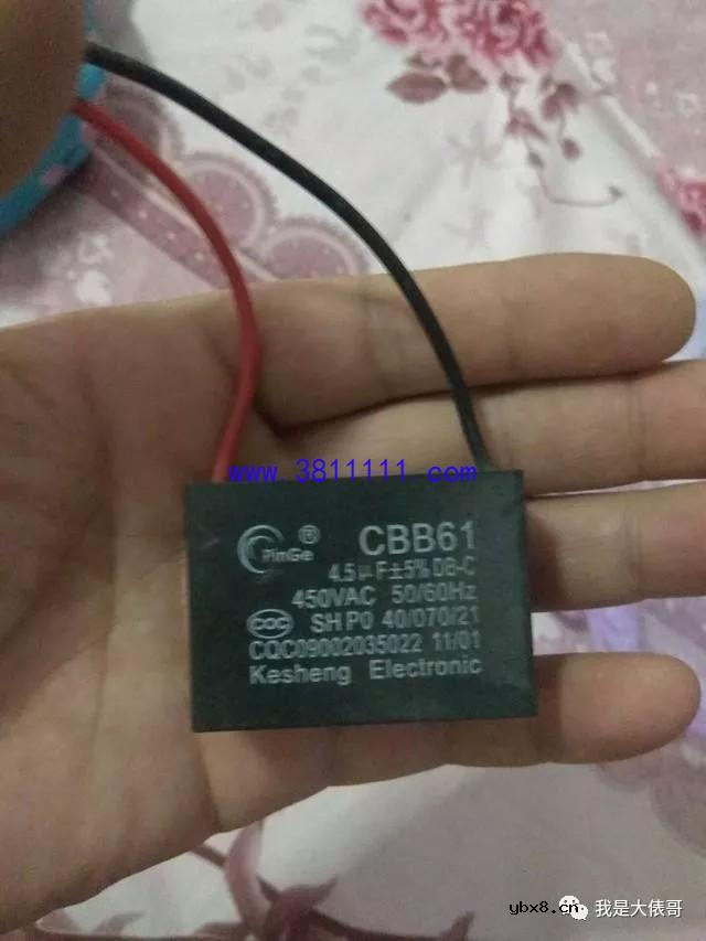 如何区分电容的正负极？怎么用万用表测电容的容量？ 