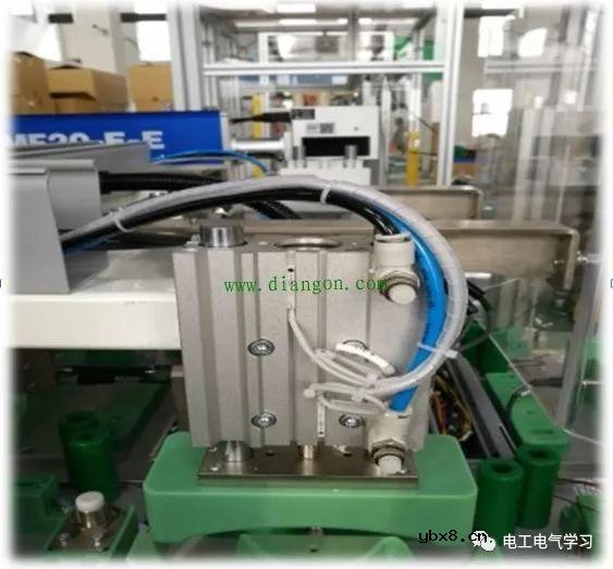 配电箱电工接线规范标准，接线时须强弱电分开走，避免干扰（左强右弱） 