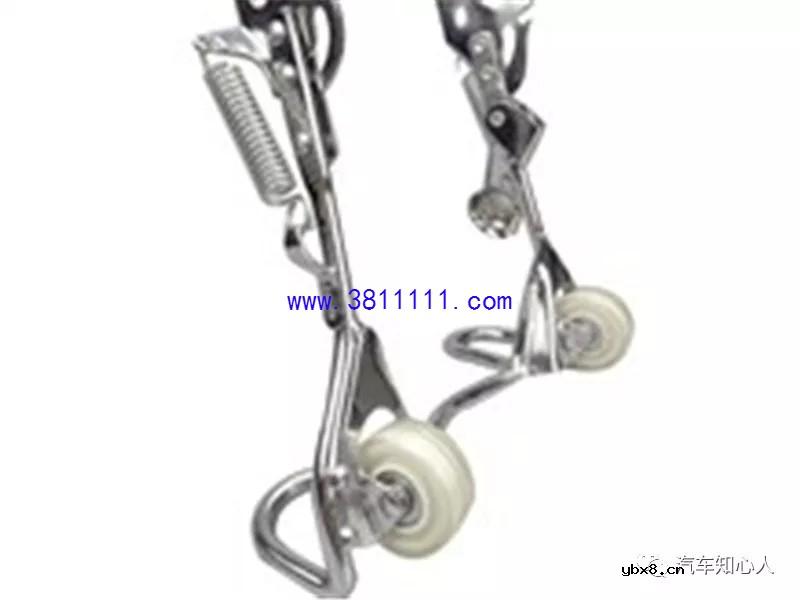 电动车大撑上的小轮子有何用？车主：轮胎没气了用它！ 