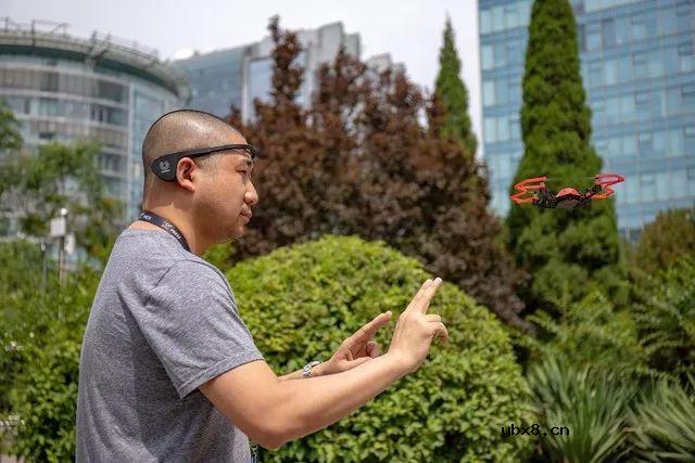 开眼了，竟然还能用意念操控无人机 