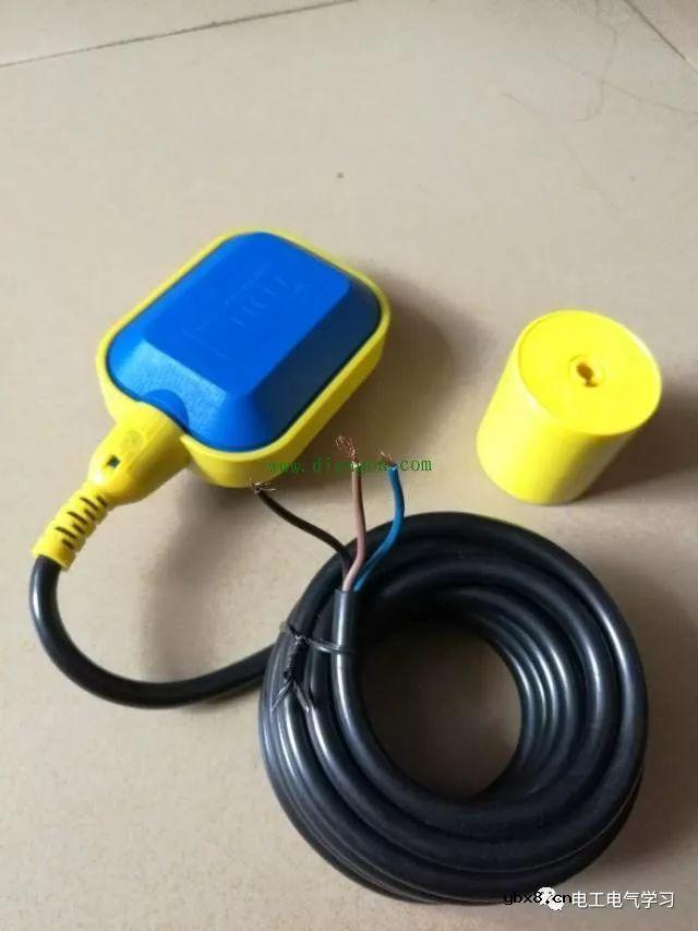 水位浮球开关怎么接线?浮球开关控制两台排污泵一备一用，水位超高时两台同时启动线路 