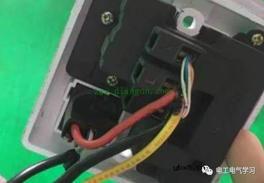 在拔用电插头过程中工友竟被触电倒地！一名工友触电事故的启示 