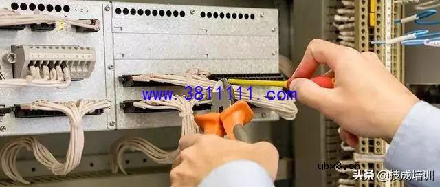 电工从业者表示很无奈，换剥管机刀片的工友（钳工）之右手已是鲜血淋漓 