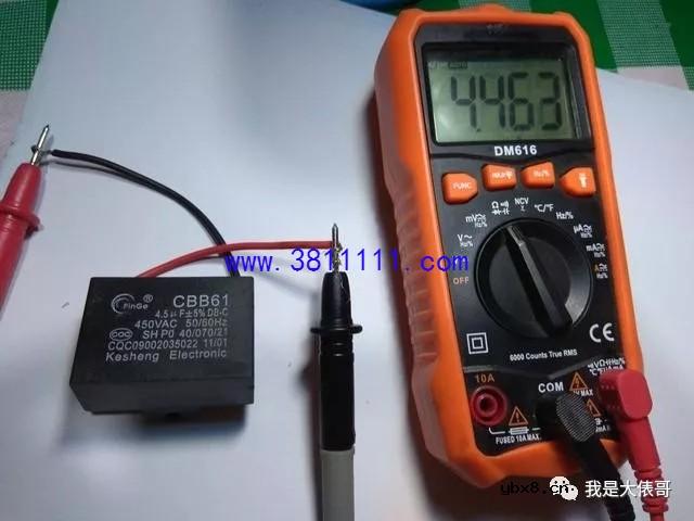 如何区分电容的正负极？怎么用万用表测电容的容量？ 